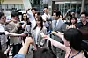 Yi-young surrounded by the press after she leaves the hospital to go back on her training. [MEGABOX PLUS M]