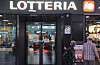 A sign shows that a Lotteria fast food outlet at Seoul Station, central Seoul, is temporarily closed Wednesday after 10 of the chain's employees tested Covid-19 positive following a meeting and dinner gathering last week. [YONHAP]