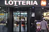 A sign shows that a Lotteria fast food outlet at Seoul Station, central Seoul, is temporarily closed Wednesday after 10 of the chain's employees tested Covid-19 positive following a meeting and dinner gathering last week. [YONHAP]