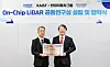 Lee Jong-soo, left, vice president of the institute of advanced technology at Hyundai Motor, and Lee Sang-yup, vice president at KAIST, take a photo after opening a lab at the university in Daejeon. [HYUNDAI MOTOR]