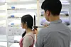 A consultant helps a customer find the right pillow for quality sleep. [EVEZARY]