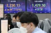 Electronic display boards at Hana Bank in central Seoul show stock and foreign exchange markets Monday morning. [YONHAP]