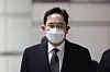 Samsung Electronics Vice Chairman Lee Jae-yong enters the Seoul High Court on Monday. [YONHAP]