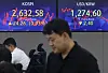 Screens in Hana Bank's trading room in central Seoul show the Kospi closing at 2,632.58 points on Monday, up 0.93 percent, or 24.26 points, from the previous trading session. [YONHAP]