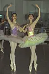 Kim Joo-won, right, before her debut performance ″Le Corsaire″ with the Korean National Ballet in 1998. Left is ballerina Kim Ji-young. [JOONGANG PHOTO]