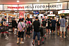 Shoppers wait in line for the opening of the Gangseo branch of Homeplus in western Seoul on July 31 to purchase discounted items at the “Encore Homeplus NOW” sale. With scorching heat driving up the prices of produce, the promotion draws heightened interest from budget-conscious consumers. [YONHAP]
