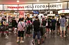 Shoppers wait in line for the opening of the Gangseo branch of Homeplus in western Seoul on July 31 to purchase discounted items at the “Encore Homeplus NOW” sale. With scorching heat driving up the prices of produce, the promotion draws heightened interest from budget-conscious consumers. [YONHAP]
