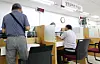 People apply for unemployment benefits at the Labor Ministry's branch office in Seoul on Sept. 1. [YONHAP]