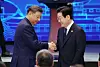 Korean President Lee Jae Myung, right, shakes hands with Chinese President Xi Jinping as at a state dinner held at a hotel in Gyeongju, North Gyeongsang, on Nov. 1. [JOINT PRESS CORPS]