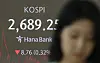 A screen in Hana Bank's trading room in central Seoul shows the Kospi closing at 2,689.25 points on Tuesday, down 0.32 percent, or 8.76 points, from the previous trading session. [YONHAP]