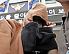 A woman who denies killing two children in New Zealand leaves the Ulsan Jungbu Police Precinct on Thursday to be transferred to the Seoul Central District Prosecutors’ Office in Seocho District, southern Seoul. [NEWS1]