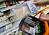A package of hoe (sliced raw fish), the Korean equivalent to Japanese sashimi, is displayed at a 7-Eleven convenience store in Seoul on Wednesday. 7-Eleven began to sell hoe in a single serving portion targeting a growing number of one-person households in Korea. [YONHAP]