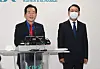 Former Prime Minister Chung Sye-kyun, left, and Rep. Lee Kwang-jae announce their decision to merge candidacies for the Democratic Party's presidential primary by July 5. [NEWS1]