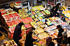 Shoppers pick out fruit at the Namchon Agricultural Products Wholesale Market in Incheon on Jan. 20. [YONHAP]