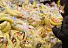 A shopper checks out bananas at a large discount store in Seoul on Dec. 31. [YONHAP]