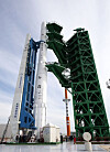 Korea Space Launch Vehicle-II (KSLV-2), also known as the Nuri-ho, stands at the Naro Space Center in Goheung, South Jeolla, on Wednesday, a day before its launch scheduled for Oct. 21. Boasting four 75-ton liquid engines in its first-stage booster, the three-stage rocket, which was made using indigenous engine technology, is meant to carry a 1.5-ton satellite into low orbit. The second stage has a single 75-ton engine and the third stage has a seven-ton engine. [YONHAP]