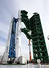 Korea Space Launch Vehicle-II (KSLV-2), also known as the Nuri-ho, stands at the Naro Space Center in Goheung, South Jeolla, on Wednesday, a day before its launch scheduled for Oct. 21. Boasting four 75-ton liquid engines in its first-stage booster, the three-stage rocket, which was made using indigenous engine technology, is meant to carry a 1.5-ton satellite into low orbit. The second stage has a single 75-ton engine and the third stage has a seven-ton engine. [YONHAP]