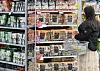 A Japanese tourist buys gim, or dried seaweed, at a discount mart in Seoul on Sunday. [YONHAP]