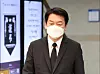 Ahn Cheol-soo, presidential candidate for the People's Party, walks out of the Dankook University Hospital in Cheonan, South Chungcheong, Tuesday night after meeting with relatives of a campaign worker who died earlier in the day. [YONHAP]