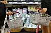 Consumers shop at a large mart in Seoul on August 1. [NEWS1]
