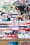 Customers try cosmetics products at a mall in downtown Seoul on Sunday. Exports of light industry products accounted for 29.8 percent of Korea's total exports last year, largely driven by the boosted exports of Korean cosmetics, according to data from Korea International Trade Association. [YONHAP]