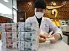 An employee counts ruble bills at a Hana Bank branch in Jung District, central Seoul, Monday. The Russian ruble plunged some 28 percent against the dollar, trading at a record low of 117.817 to the dollar on Monday, due to the latest financial sanctions following Russia's invasion of Ukraine. [YONHAP]