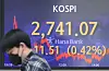 A screen in Hana Bank's trading room in central Seoul shows the Kospi closing at 2,741.07 points on Tuesday, up 11.51 points, or 0.42 percent, from the previous trading day. [YONHAP]