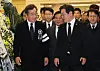 Former Democratic Party leader and Prime Minister Lee Nak-yon,left, and incumbent party leader Lee Jae-myung, right walks side by side at Samsung Medical Center’s funeral home in Gangnam, southern Seoul, on Sunday. It is their first meeting in more than a year. Lee Nak-yon left for U.S. in June last year. [JOINT PRESS CORPS]