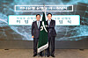 The newly appointed CEO of Hana Bank, Lee Seung-lyul, right, poses for a photo with former CEO Park Sung-ho at the inaugural ceremony in Jung District, central Seoul, on Monday. [YONHAP]