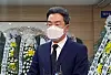 Kang Han-seung, Coupang Corp.'s representative director, pays respects to the firefighter Kim Dong-shik at a hospital mortuary in Hanam, Gyeonggi, on Saturday. [YONHAP]