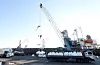 Sacks of urea are unloaded from a ship at the Port of Ulsan on Thursday. A total of 3,000 tons of urea were shipped from Shandong, China, arriving in Korea on Wednesday night. [YONHAP]
