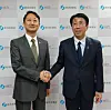 Korean Industry Minister Ahn Duk-geun, left, and his Japanese counterpart Ken Saito shake hands before a meeting in Tokyo on Monday. [YONHAP]