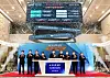 LG Energy Solution CEO Kwon Young-soo, fourth from left, and officials from the Korea Exchange and underwriters of the company’s initial public offering celebrate the listing of the battery maker on Thursday at the Korea Exchange in Yeouido, western Seoul. [LG ENERGY SOLUTION]