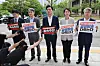 Democratic Party lawmakers visits the Korea Communication Commission’s headquarters to protest against the amending of the Broadcasting Act enforcement ordinance to split the TV transmission fee from the electricity bill on Wednesday. [YONHAP]