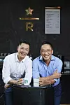 Starbucks Korea CEO Song Ho-seob, left, and Hyundai Card Vice Chairman Chung Tae-young pose for a photo at a Starbucks in Jongno District, central Seoul on June 15.