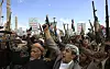 Houthi supporters shout slogans and hold up their weapons during a protest in Sana'a, Yemen, on March 17 against U.S. airstrikes on Houthi positions. [EPA/YONHAP]
