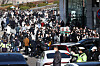 Police stand by as college hopefuls pour out of Ewha Womans University in Seodaemun District, western Seoul, after taking essay tests on Sunday. Students took the national College Scholastic Ability Test (CSAT) on Nov. 17. [YONHAP]