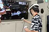 A virtual reality barista-training program is demonstrated at the Electronics and Telecommunications Research Institute (ETRI) headquarters in Daejeon on Tuesday. The institute developed a virtual vocational training program to help those with development disabilities. [YONHAP]