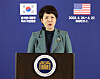Senior presidential secretary for press affairs Kim Eun-hye briefs reporters in Washington on Monday. [YONHAP]