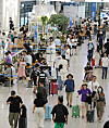 People fill the arrival hall at Incheon International Airport Terminal 1 on Thursday. The number of travelers arriving at and departing from the airport totaled 3.96 million between July 25 and Tuesday, or 85 percent of pre-pandemic levels, according to Incheon International Airport Corporation. [NEWS1]