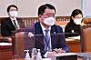 First Vice Foreign Minister Choi Jong-kun attends a meeting of the National Assembly’s Foreign Affairs Committee on Iran’s seizure of a Korean oil tanker in the Strait of Hormuz Wednesday in Yeouido, western Seoul. Choi is scheduled to kick off a trip to Iran Sunday. [NEWS1]