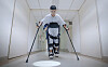 An injured soldier tests X-ble MEX, a wearable robot developed by Hyundai Motor's Robotics Lab, at a hospital. [YONHAP]