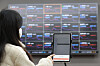 Prices of cryptocurrencies are shown on an electronic board at Bithumb's customer services center at Seocho District, southern Seoul, on Thursday after a court upheld the delisting of Wemix tokens. [YONHAP]