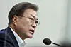 President Moon Jae-in hosts a senior secretariat meeting at the Blue House on Monday. [YONHAP]