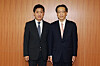 Financial Services Commission Chairman Kim Joo-hyun, left, and Teruhisa Kurita, Commissioner of Tokyo's Financial Services Agency, pose for a photo at a meeting in Tokyo on Oct. 3. [NEWS1]