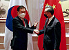 Korean Foreign Minister Chung Eui-yong, left, and Chinese Foreign Minister Wang Yi shake hands before their talks at a hotel in Xiamen in southeastern China Saturday. [YONHAP]