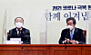 Finance Minister Hong Nam-ki, left, and Democratic Party leader Lee Nak-yon at the National Assembly on Jan. 20. [YONHAP]