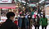 The view of a tradiatioal market in Mapo, Seoul, on Monday. The emergence of a new Covid-19 variant is raising concern on the impact it may have on th real economy. The finanical markets have already responded with the stock market tumbling strongly since Friday. [YONHAP]
