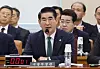 Defense Minister Kim Yong-hyun responds to lawmakers' questions during a session of the Defense Committee at the National Assembly in Seoul on Thursday. [YONHAP]