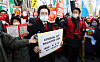 Minor conservative presidential candidate Huh Kyoung-young of the National Revolutionary Dividends Party submits his second injuction against Thursday’s televised presidential candidates' debate to the Seoul Western District Court in Mapo District, western Seoul, on Thursday morning. [NEWS1]